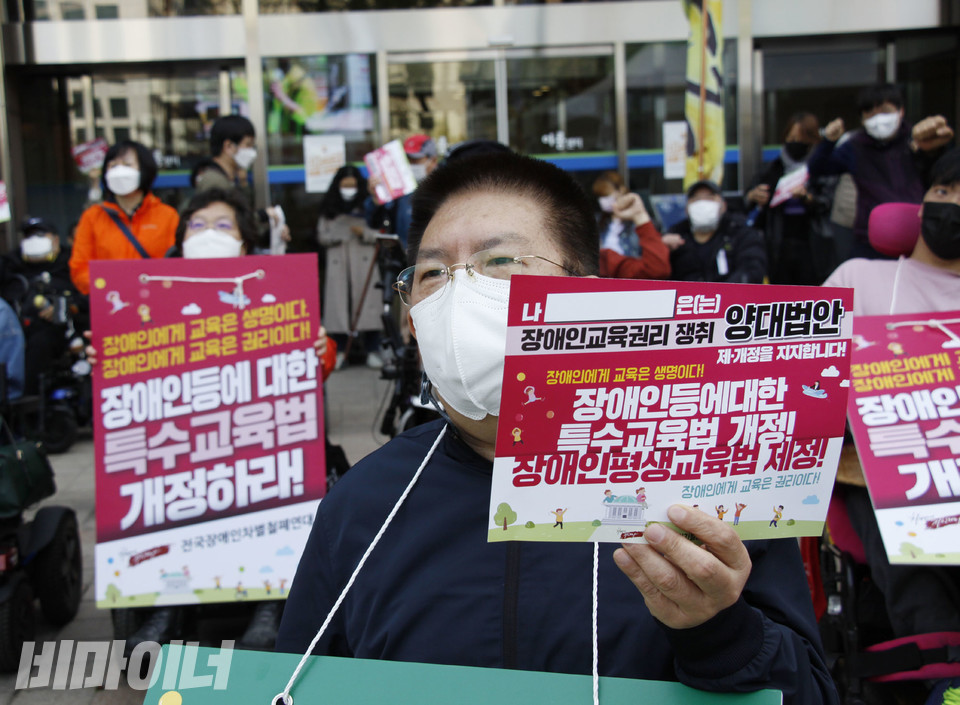 결의대회 참가자들이 양대법안 제·개정을 촉구하는 내용이 담긴 손피켓을 들고 있다. 사진 강혜민
