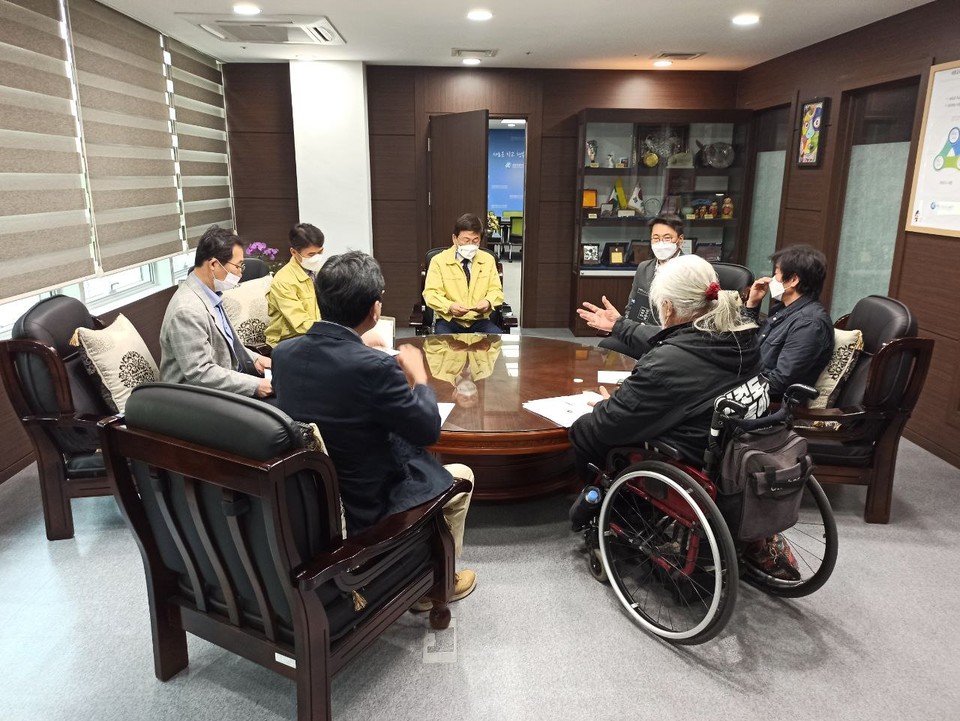 세종장차연, 전장야협 활동가들이 최교진 교육감과 면담하고 있다. 사진 전장야협