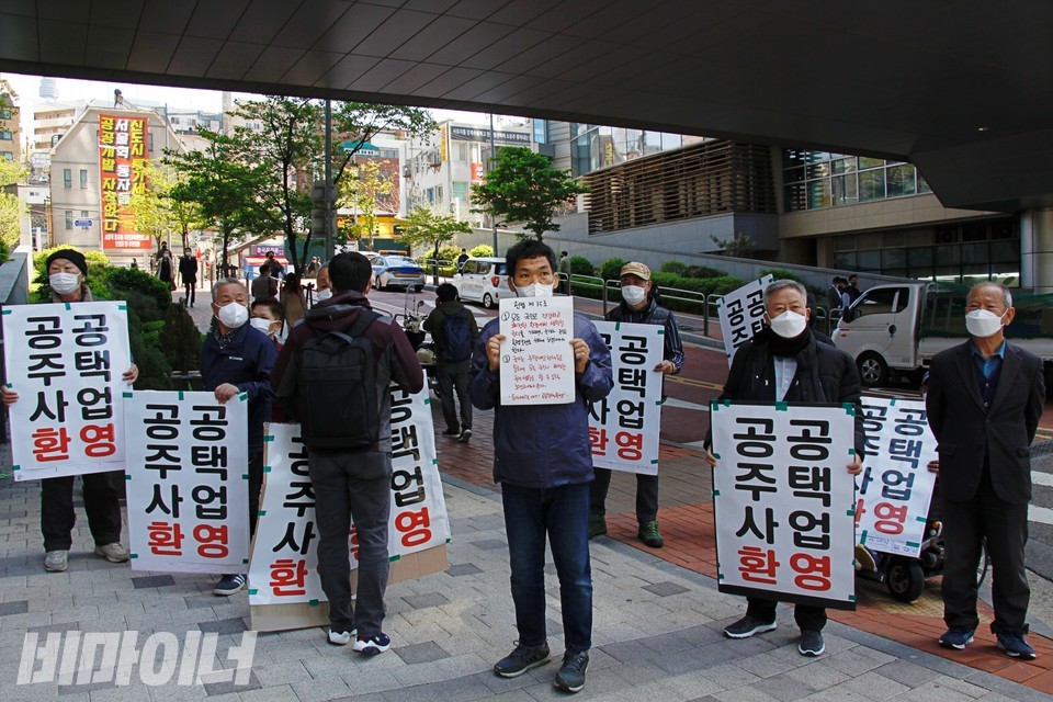 14일, 동자동 쪽방주민들이 ‘공공주택 사업환영’ 피켓을 들고, 동자동에 현장 방문한 국민의힘 국회의원과 소유주들을 향해 기습 피케팅을 벌였다. 사진 이가연