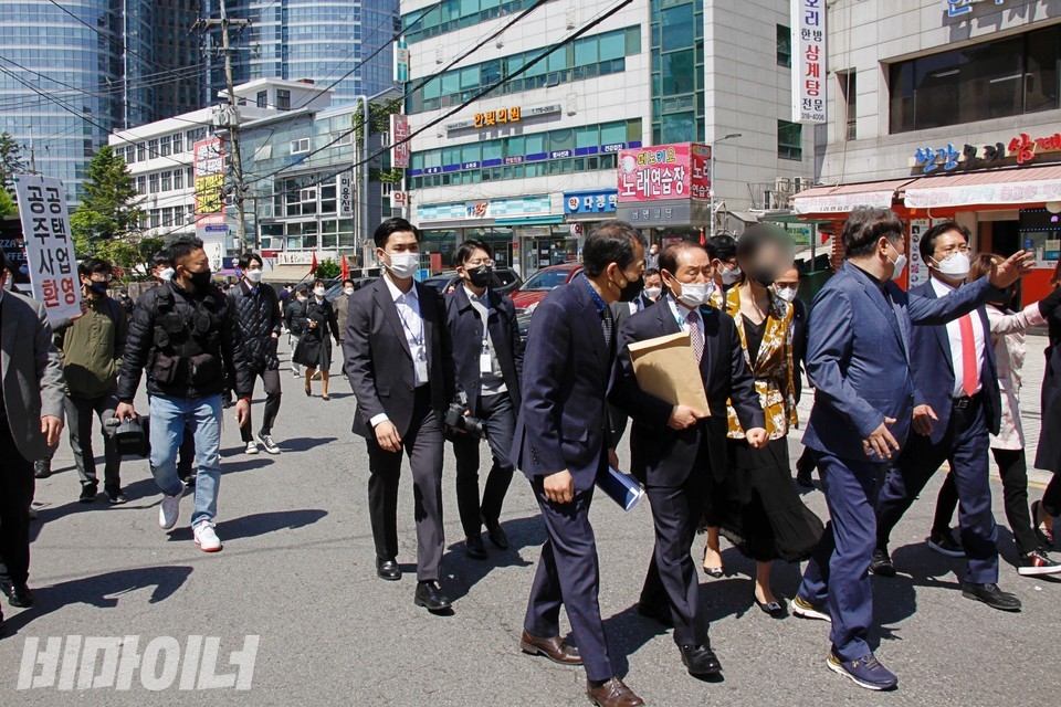 국민의힘 간담회가 끝난 뒤, 동자동 쪽방 주민을 비롯한 시민단체들이 동자동 재정비사업 예정지구 현장을 방문한 국민의힘 의원들과 소유주들을 향해 기습 피케팅을 벌이고 있다. 사진 이가연