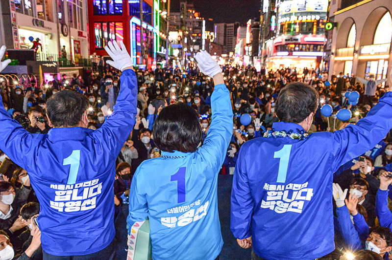  지난 6일, 마포구 KT&G 상상마당 앞에서 박영선 서울시장 후보자가 김태년, 이낙연 더불어민주당 상임선대위원장과 함께 유세를 하고 있다. 사진 출처 더불어민주당