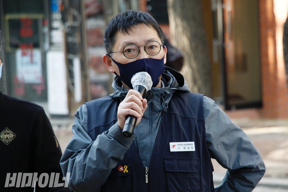 한상진 민주노총 대변인이 발언을 하고 있다. 사진 이가연