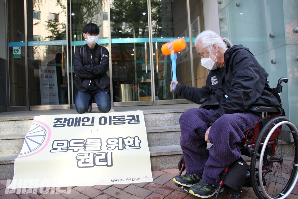 민주노총은 19일 오전 ‘경사로투쟁단’을 조직해 경향신문사 본관에 경사로 설치를 요구하는 기자회견을 열었다. 박경석 전장연 상임대표가 경향신문사 본관 계단 앞에서 경사로 설치를 요구하며 뽕망치 퍼포먼스를 벌이고 있다. 사진 이가연