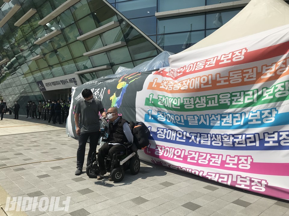 서기현 서울장애인차별철폐연대 상임공동대표는 “4월 20일 장애인차별철폐의날을 시작으로 세종시 장애인 차별이 없어지는 날까지 함께 싸우겠다”라고 말했다. 사진 허현덕