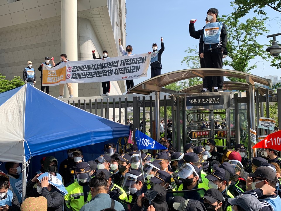연행을 시도하는 경찰과 대치 중인 활동가들. 사진 전국장애인차별철폐연대