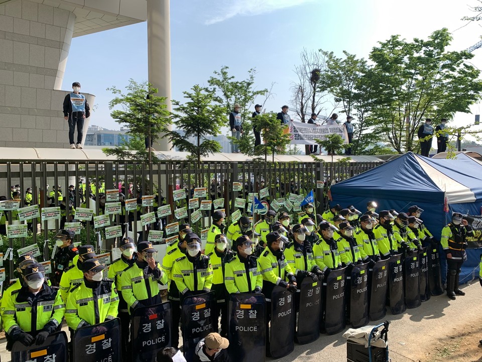 경찰에 의해 고립된 활동가들. 사진 전국장애인차별철폐연대 