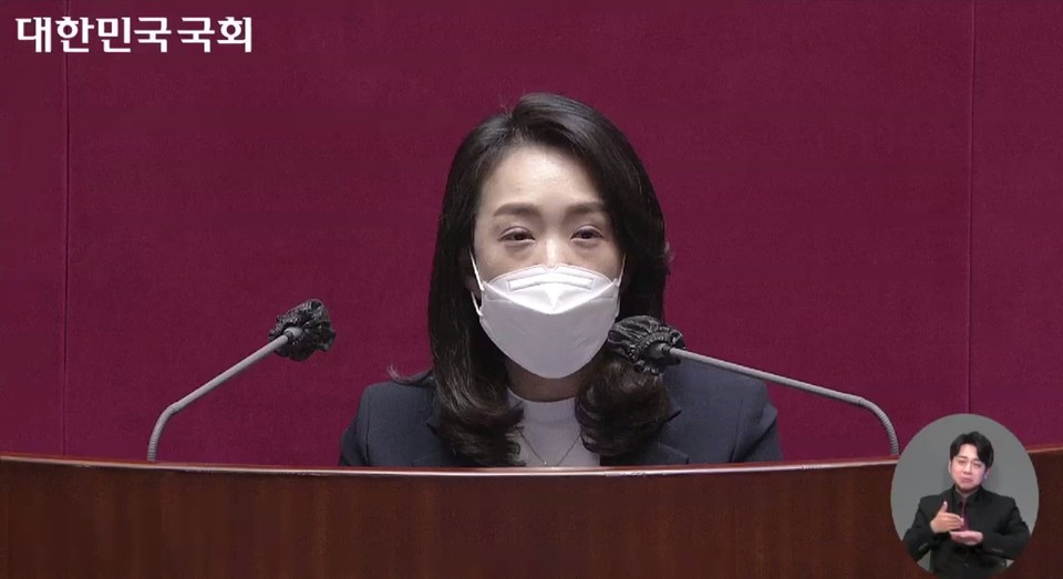 최혜영 더불어민주당 국회의원이 21일, 제386회 국회(임시회) 제3차 본회의에서 장애인 수용정책을 탈시설로 전환해야 한다고 강조하며, 정부를 향해 탈시설 정책 이행을 촉구했다. 국회 영상자료 캡처