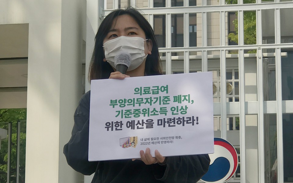 김윤영 활동가가 기자회견에서 발언하고 있다. 김 활동가는 사진 참여연대