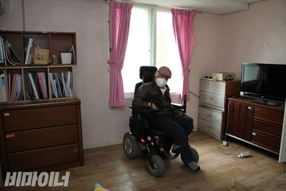 한규선 씨가 과거 자신이 살던 방 안에 서 있다. 사진 강혜민