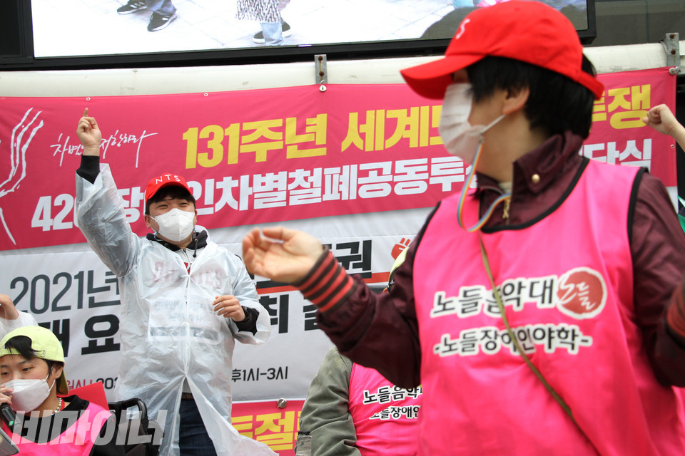 야마가타 트위스터와 노들음악대가 함께 공연하고 있다. 사진 강혜민