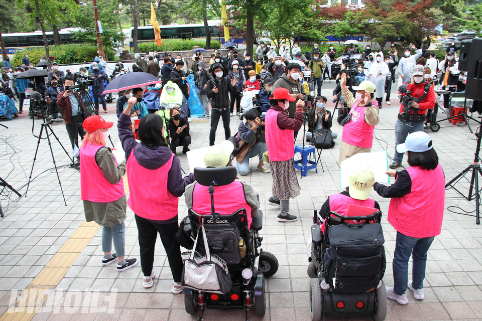 야마가타 트위스터와 노들음악대의 공연을 즐기는 사람들. 사진 강혜민