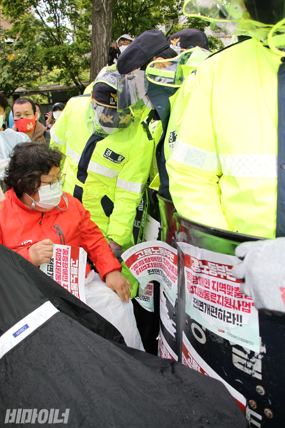 방패에 피켓을 붙이려고 하자 저지하는 경찰들. 사진 강혜민