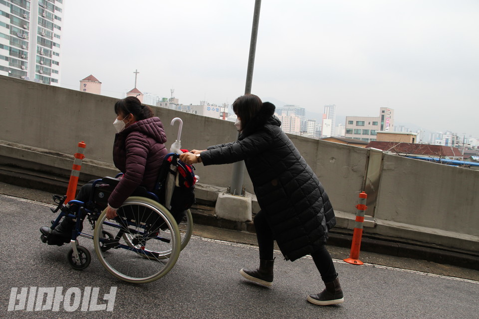 아파트 단지 입구에서 거주하는 동까지 올라가는 길이 매우 길고 가팔라서 희영 씨와 활동지원사는 외출 한 번 하면 녹초가 된다. 사진 허현덕