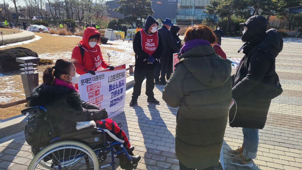 이동환경이 집 주변에만 한정되지 않는다. 지난 3월 LG트윈타워 농성장에 연대방문한 이희영 후보(제일 왼쪽). 사진 탈시설장애인당