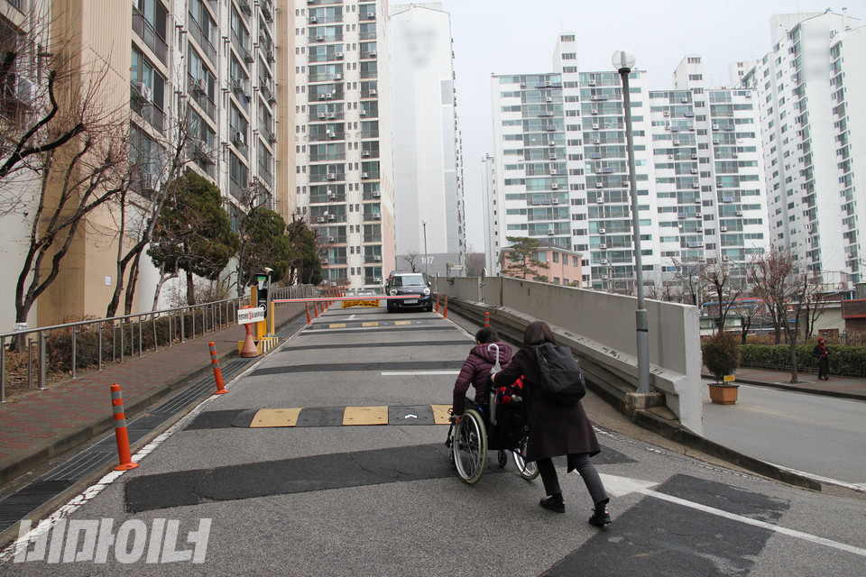 아파트 단지 입구에서 거주하는 동까지 올라가는 길이 매우 길고 가팔라서 희영 씨와 활동지원사는 외출 한 번 하면 녹초가 된다. 사진 이희영 씨 활동지원사