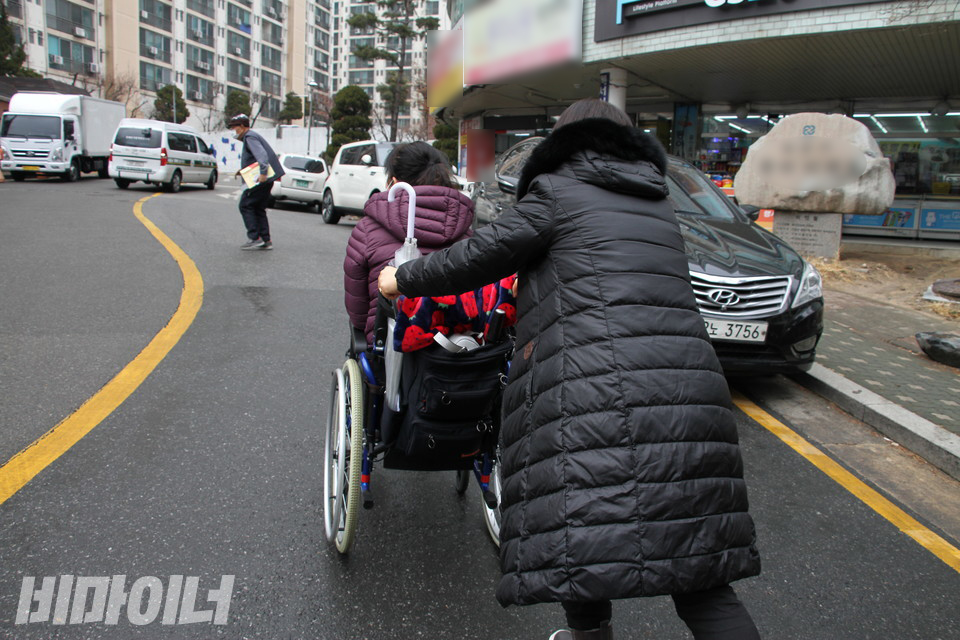 아파트 초입부터 가파른 경사가 있다. 희영 씨가 외출할 때 장애인콜택시를 이용하는 이유도 경사 때문이다. 사진 허현덕