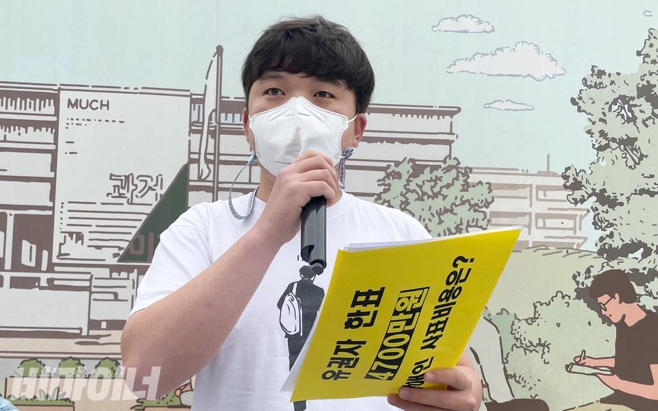 김대범 활동가가 기자회견에서 발언하고 있다. 김 활동가가 든 피켓에는 ‘유권자 한 표 4,700만 원. 장애인 사표비용은?’이라고 적혀 있다. 사진 하민지
