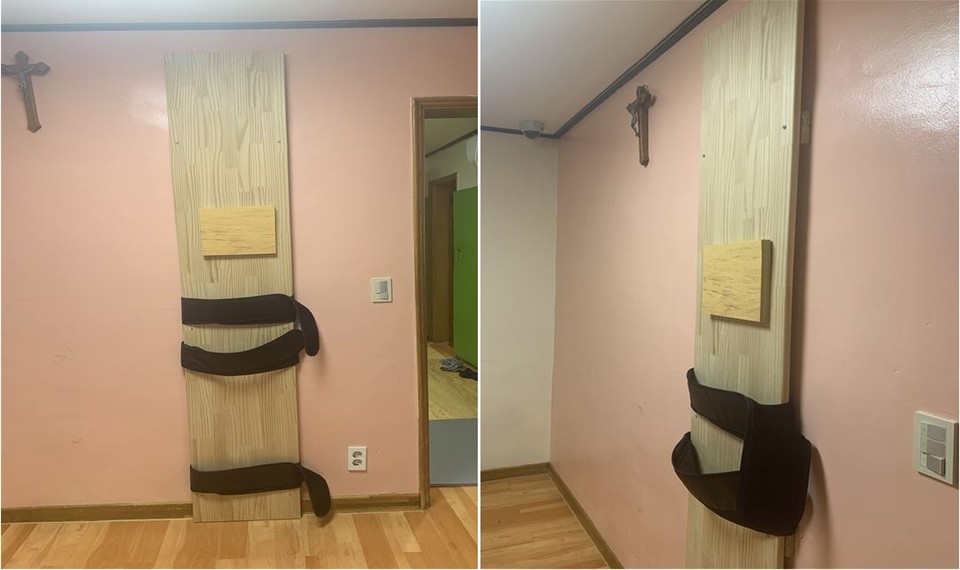 라파엘의집에는 나무로 만든 기립기가 다수의 방에 설치돼 있었다. 세 개의 까만 벨트는 몸을 묶는 용도로 달아놓았다. 한 눈에 봐도 임의로 만든 걸 알 수 있다. 사진 장혜영 의원실 제공