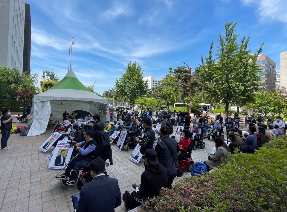 장애인권침해시설‘라파엘의집’해결을위한공동대책위원회(아래 라파엘의집공대위)는 11일 오후 2시, 여의도 이룸센터 앞에서 전국결의대회를 열었다. 사진 라파엘의집공대위