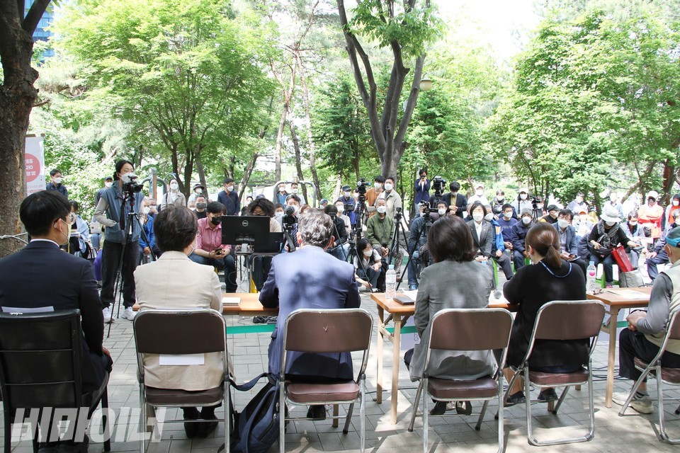 간담회에는 취재진과 쪽방주민 50여 명이 참석했다. 사진 하민지