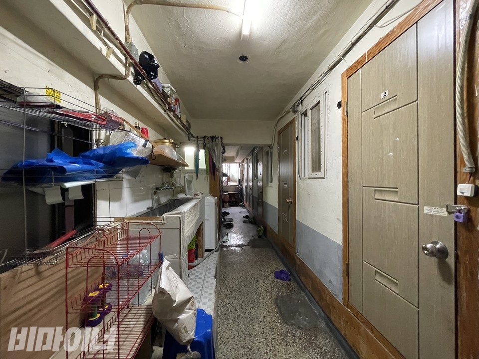 한 쪽방건물의 모습. 왼쪽에 공용주방과 세탁기가 있다. 동자동 쪽방건물 70채 중 취사장이 있는 곳은 22채뿐이다. 세면장은 13채, 샤워실은 33채 건물에만 있다. 사진 하민지