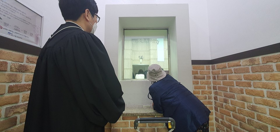 ㄱ 님의 관이 화로에 들어가는 모습을 바라보고 있는 어머니. 사진 나눔과나눔