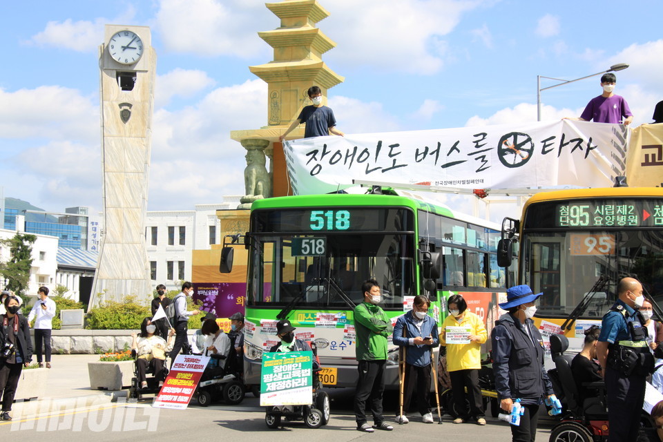 활동가들이 점거한 버스 왼쪽에 옛 전남도청 건물과 시계탑이 보인다. 사진 하민지