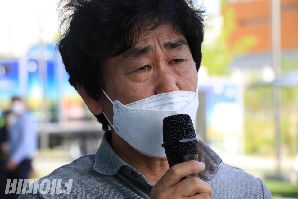 발언 중 눈물을 흘리는 강태훈 지회장. 사진 하민지