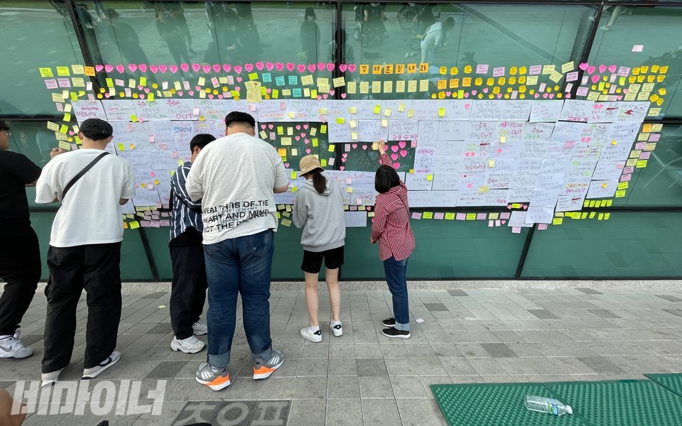 결의대회를 마친 후, 활동가들이 단식 투쟁을 하는 강태훈 지부장에 대한 응원의 메시지가 적힌 포스트잇을 세종시청 건물 외벽에 붙이고 있다. 사진 하민지