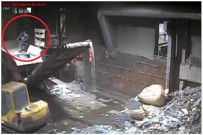 작년 5월 15일, 고 김재순 씨가 상부(호퍼)에서 분쇄기를 가동해 점검하고 있고, 사수의 역할을 한 배부장이 아래에서 굴착기로 정리작업을 하고 있다. 사진 고 김재순 산재사망 사고 진상조사 2차 중간보고서