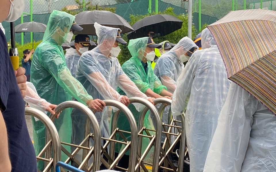구리경찰서 경찰들이 정문 앞에서 활동가들의 진입을 막고 있다. 사진 노들장애인야학