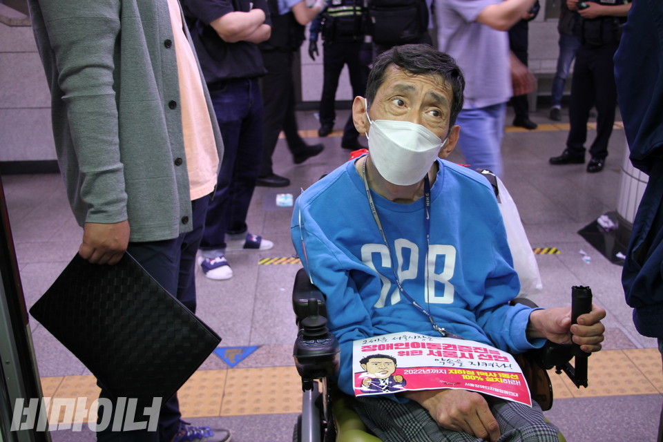 한 장애인 활동가가 지하철 투쟁을 하며 승객들의 폭언을 듣고 있다. 사진 이가연