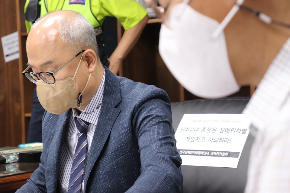 유길한 총장(왼쪽)과 김도헌 교무처장(오른쪽). 사진 전장연