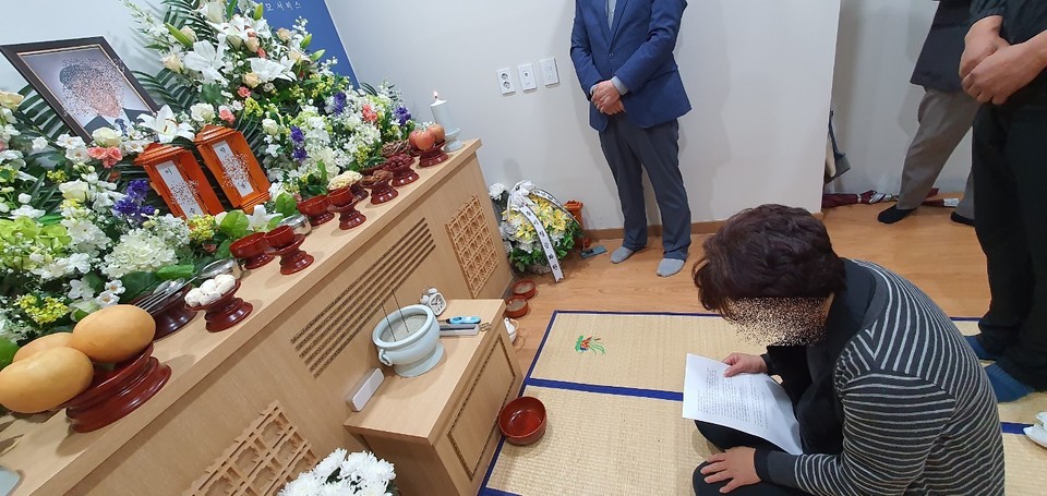 직접 써온 조사를 낭독하는 고인의 누나. 사진 나눔과나눔