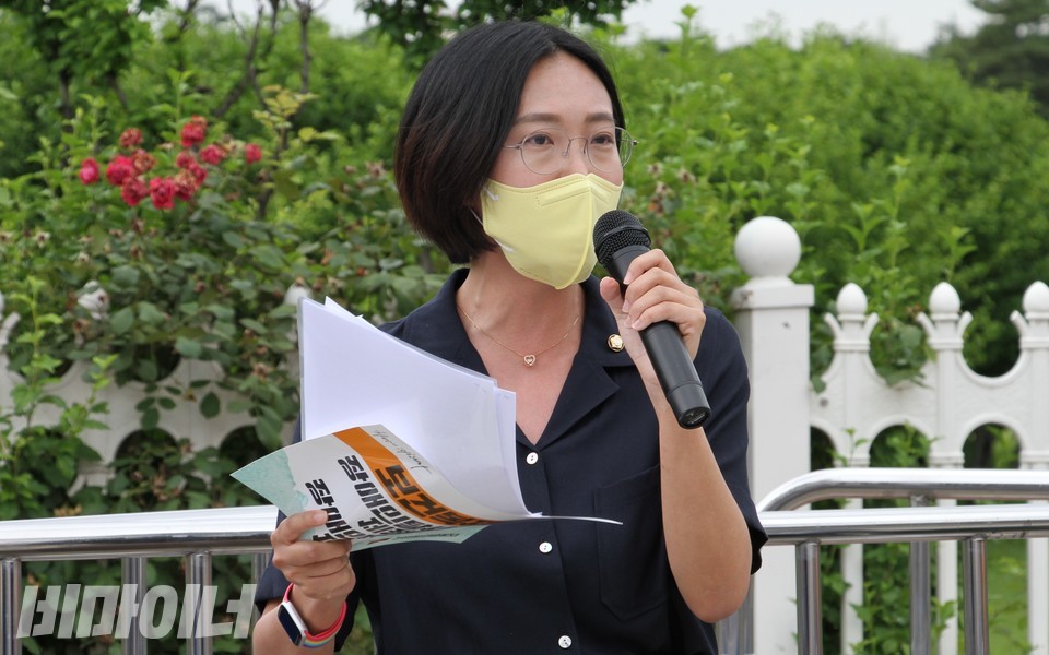 장혜영 의원은 탈시설지원법이 발의된 지 6개월이 넘도록 논의를 시작하지 않는 동료 국회의원을 향해 ‘지금 당장 논의해야 한다’고 강하게 촉구했다. 사진 하민지