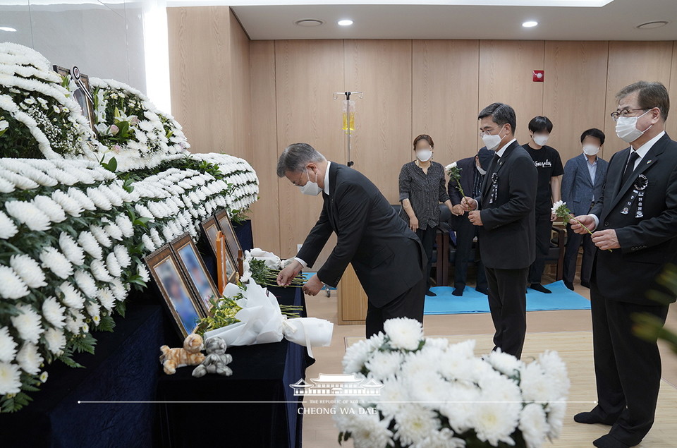 지난 6일 문재인 대통령이 국군수도병원에 마련된 이 모 부사관의 추모소를 방문했다. 그 뒤에는 서욱 국방부 장관이 국화꽃을 들고 서 있다. 사진 청와대 홈페이지