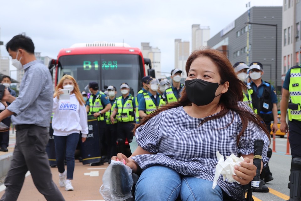 활동가들은 기자회견을 끝낸 후 B1버스를 점거했다. 경찰 수십 명 앞으로 임경미 대표가 지나가고 있다. 사진 전국장애인차별철폐연대