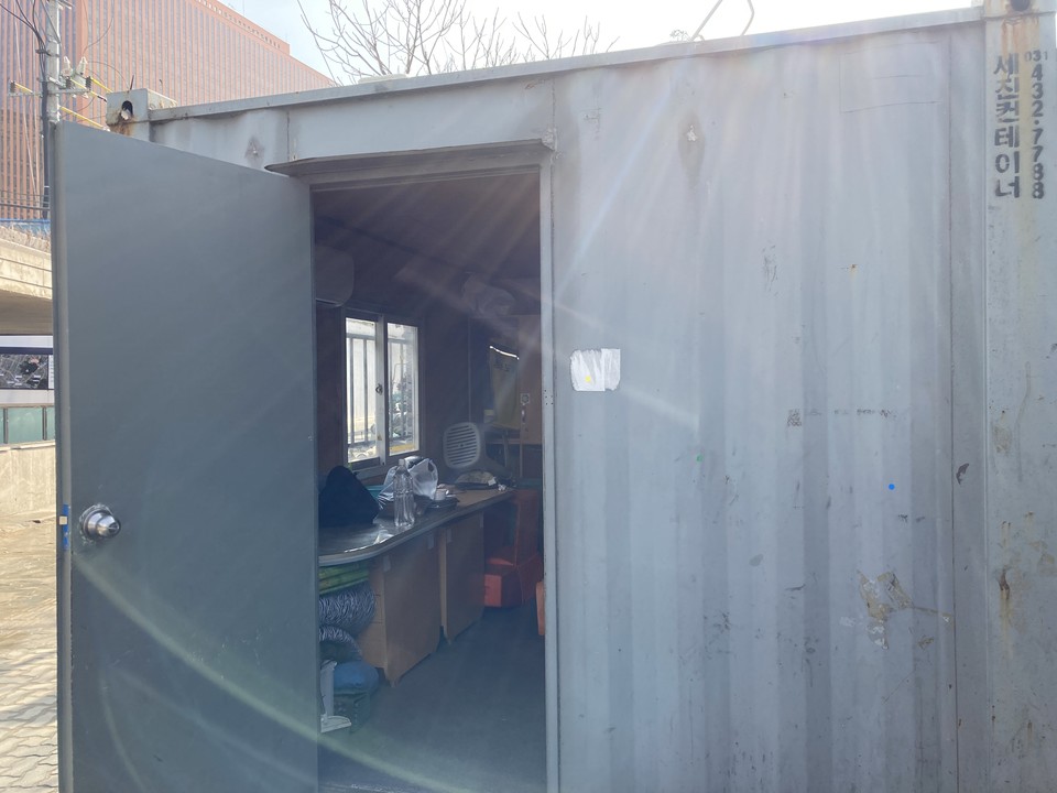 지난 1월, 서울시 노숙인시설에서 코로나19 확진자가 발생하자, 확진자와 밀접접촉자로 분류된 거리홈리스는 컨테이너 공간에서 격리됐다. 안형진 홈리스행동 활동가는 “도시락과 물은 공급되었으나 소변은 밖에 있는플라스틱 통을 썼으며, 대변 처리가 어려워 가능한 식사는 조금만 먹었다고 당사자분이 말했다”고 전했다. 사진 홈리스행동