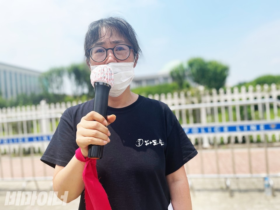 이정하 파도손 대표가 빨간 손수건을 손목에 두르고 기자회견에서 발언하고 있다. 빨간색은 정신장애인의 죽음을 상징한다. 사진 하민지