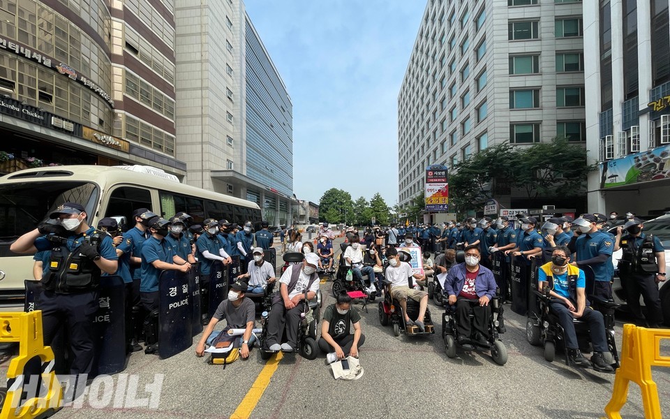 국민의힘 당사 앞. 방패로 무장한 경찰 수십 명이 활동가들을 에워쌌다. 사진 하민지