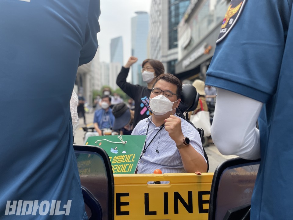 경찰 앞에서 투쟁을 외치는 활동가. 사진 하민지