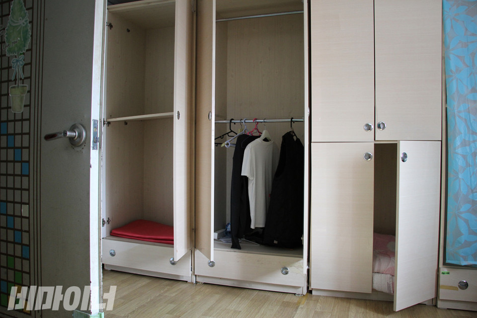 모두가 떠난 텅 빈 향유의집 거주인 방 옷장에 옷들이 걸려 있다. 사진 강혜민 