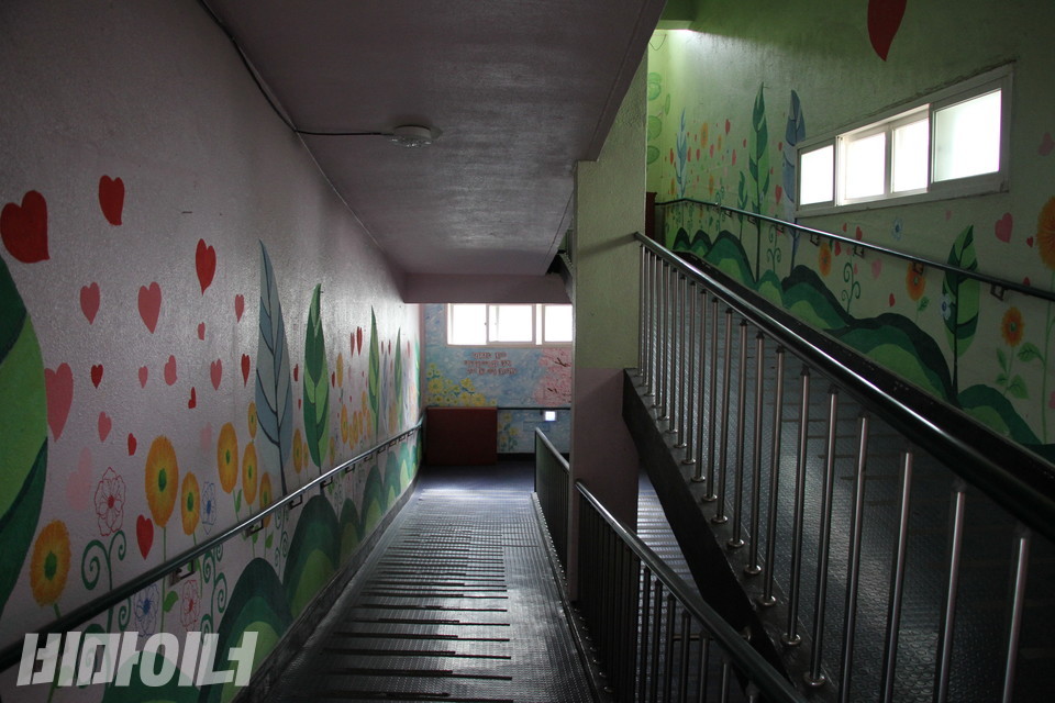 향유의집 내부 모습. 계단 없이 경사로로 각 층이 연결되어 있다. 사진 강혜민
