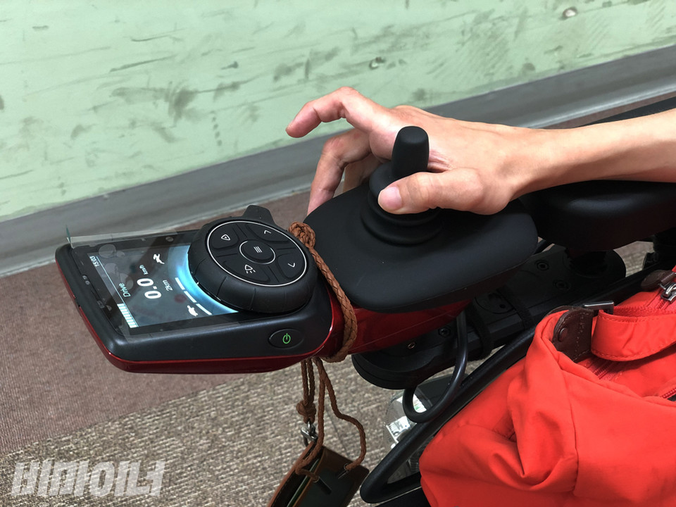 한 장애인이 전동휠체어 조이스틱을 운전하고 있다. 사진 강혜민