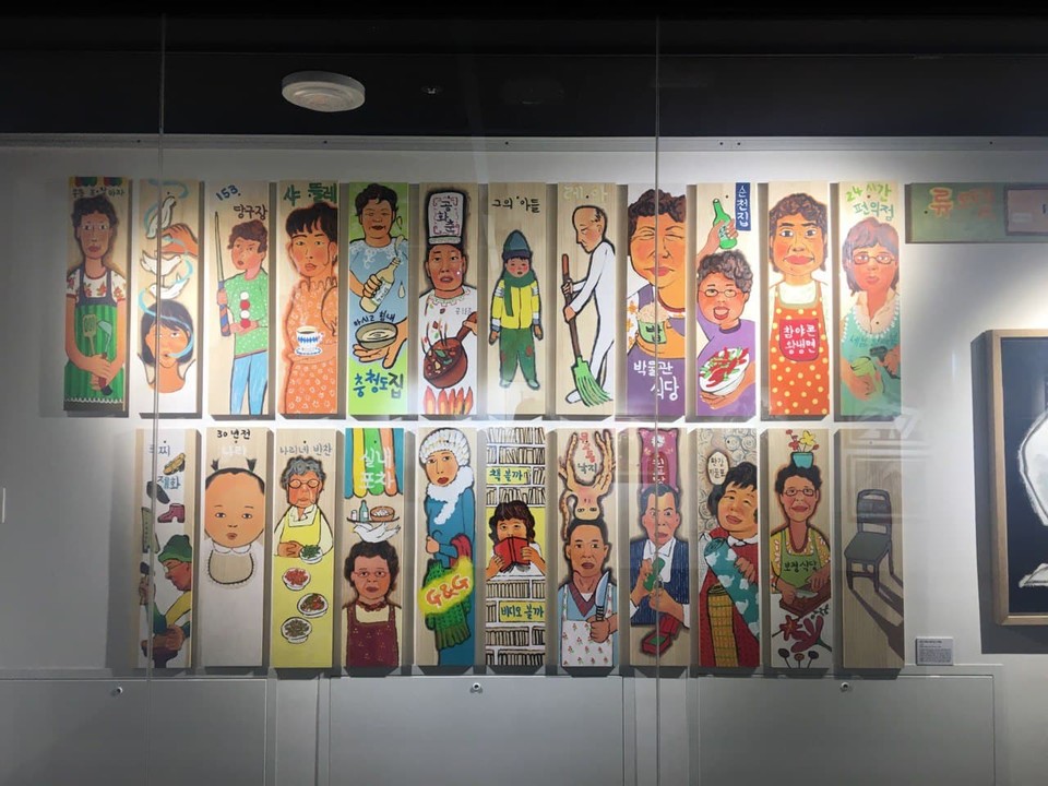 ‘용산 센트럴파크 헤링턴 스퀘어’에 있는 ‘용산도시기억전시관’에 전시된 용산참사와 관련한 작품. ‘내가 투쟁조끼를 입기 전에는’(전진경 작). 사진 김윤영