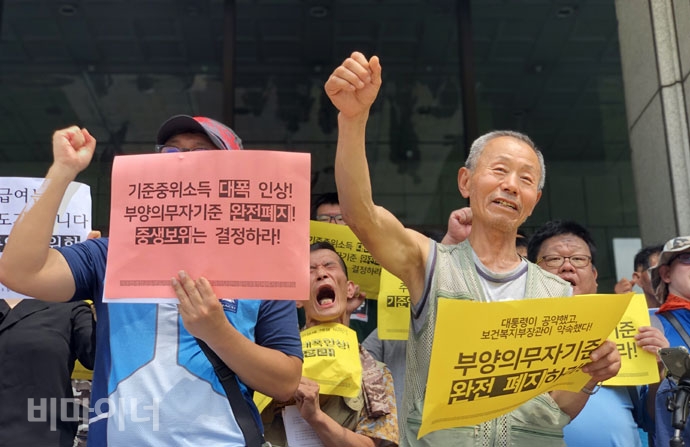 기초법바로세우기공동행동은 2019년 7월 30일 오후 1시, 중앙생활보장위원회가 열리는 프레스센터 앞에서 ‘기준 중위소득 대폭 인상과 부양의무자 기준 완전 폐지’를 촉구하며 기자회견을 열었다. 사진 강혜민