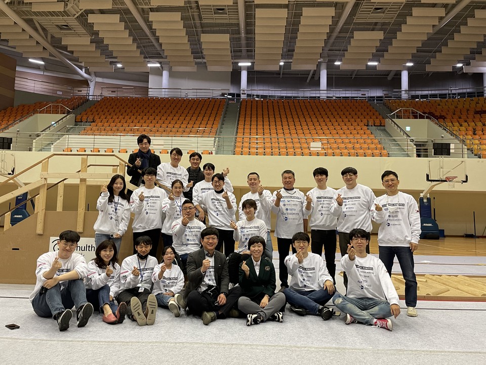 사이배슬론 경기 완료 후 대회를 기념하기 위해 대전 카이스트 캠퍼스 경기장에서 찍은 사이배슬론 팀 사진이다. 가운데가 필자이다. 사진 본인 제공