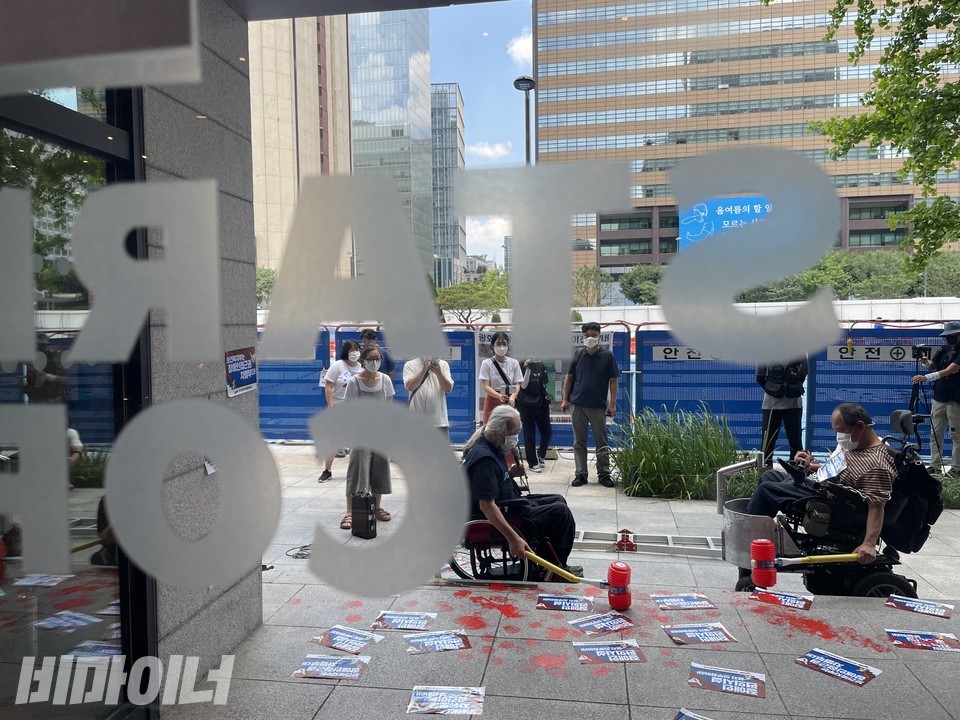 휠체어 이용자들은 스타벅스에 들어가지 못했다. 사진 하민지