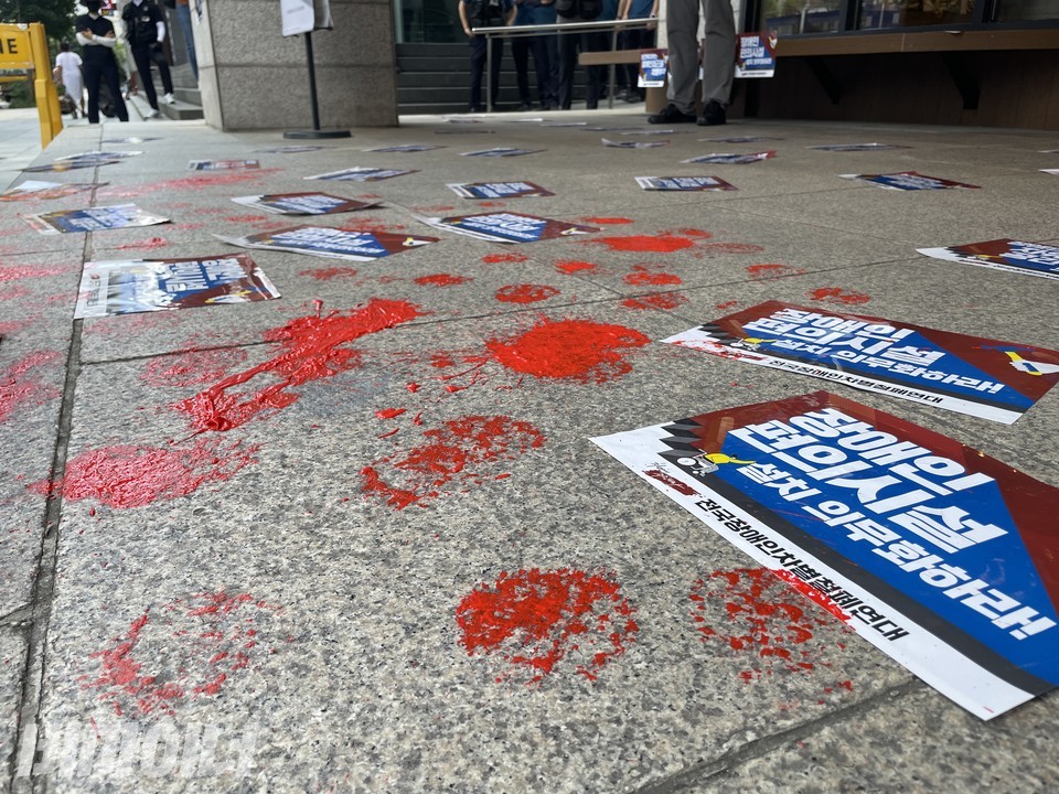 스타벅스 매장 앞 턱. 피켓 수십 장이 붙어 있다. 뿅망치 퍼포먼스로 생긴 빨간색 물감 흔적이 가득하다. 사진 하민지