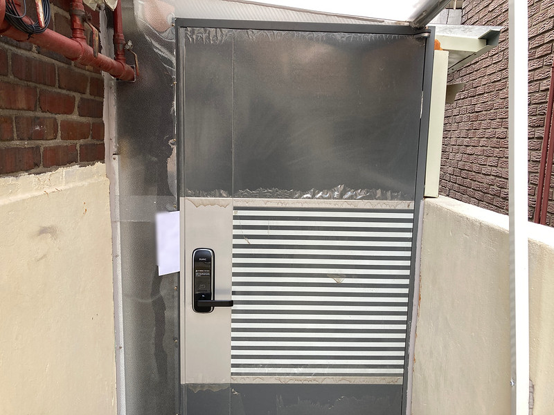 활동가가 직접 전달한 부고가 꽂혀 있는 문. 사진 나눔과나눔